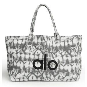 ALO  tote bag Carry-it-all in style with the Tie Dye Shopper.
